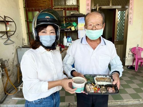 中秋送暖!沈慧虹關懷香山獨老 騎車親送愛心便當
