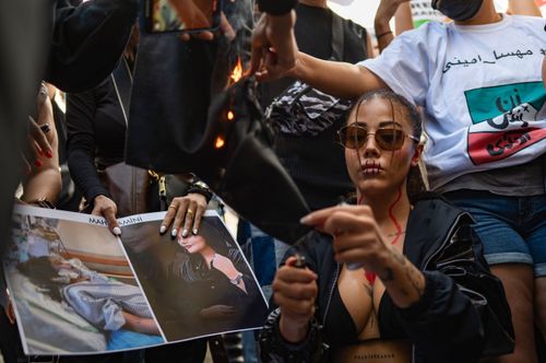 艾米尼因頭巾而死掀起抗議潮 伊朗已83人死於示威