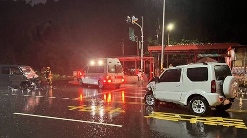 台東大武2車對撞釀3傷 消防破門救傷者送醫