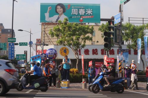 誰才是金牛?屏縣長選舉看板掛滿街 藍綠參選人互轟大撒錢