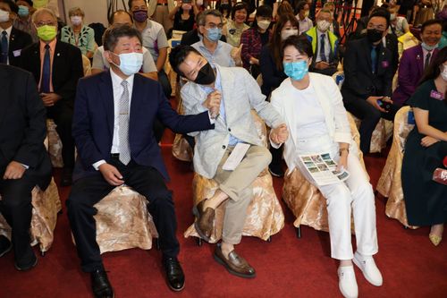 玩沙畫「越界」藏玄機 綠營解讀:陳時中包容、黃珊珊侵略