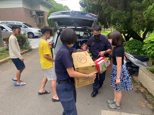暖心中秋！楊梅警關懷弱勢童　結合在地企業捐物資送愛心