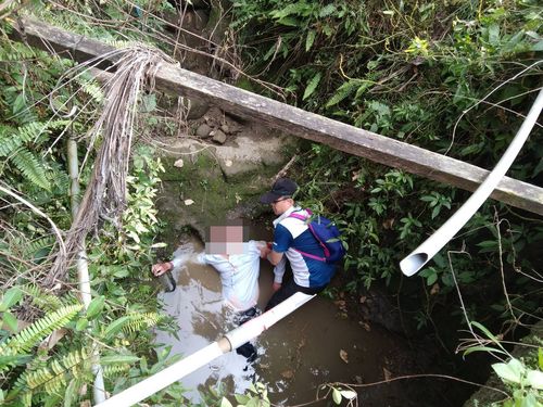 台南老伯攀大凍山失足墜溝撞破頭 巧!5警路過聞聲辨位救人