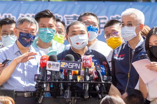 侯友宜被民進黨質疑警大學歷 柯文哲:我連看都沒有看
