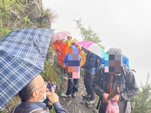 登玉山又出事！女臉流血受傷　警消上山救護
