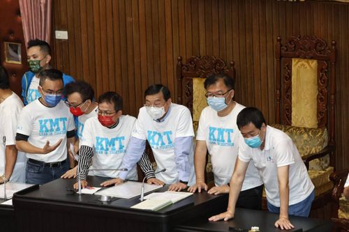 藍委佔立院主席台　要求蘇貞昌為防疫失能道歉