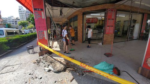 高雄快餐店天花板整片崩落 老板还原:余震后又像被卡车撞