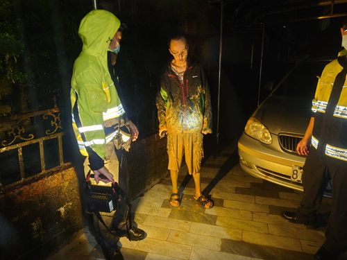 基隆暖暖區土石崩落衝屋內 男子全身泥濘驚險逃出