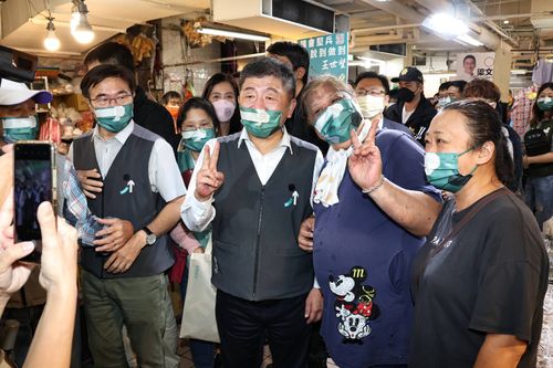 穿皮鞋勘災挨批作秀　陳時中還原現場：不管穿什麼鞋都會撩落去