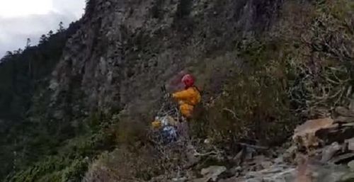 男登玉山碎石坡失手 墜谷頭破不治直升機吊掛大體