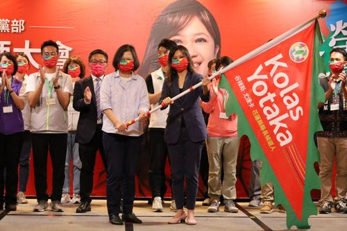 蔡英文授旗有勇氣的Kolas 「打破家族政治」讓花蓮更光榮