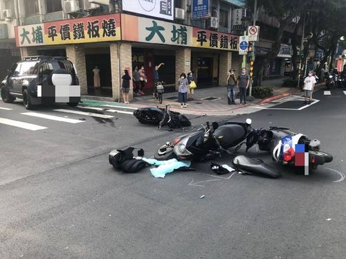 北市女開246萬休旅違規左轉 3機車被撞翻!1男騎士重傷昏迷