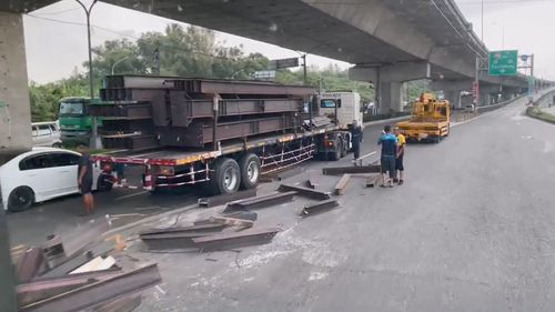 恐怖拖板車轉彎甩出20多根大鋼條 大寮台88快速道路下方回堵