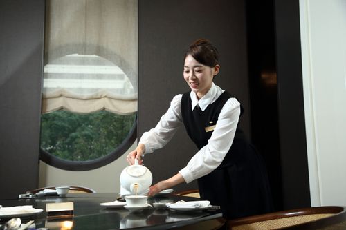 邊境解封急徵才!台北文華東方二度辦大型招募 餐飲部外場保障月薪3萬6000元起