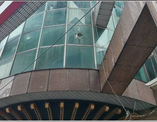 北市大樓外牆玻璃突碎裂　男子路過遭砸傷