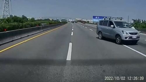 國道中線「Z」字倒車還自撞護欄　後方整排來車左右閃！警方要查了