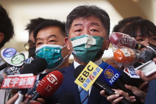 杠证严「凭甚么被叫上人」却被陈时中打脸！ 周玉蔻尴尬回应：我是没意见啦！