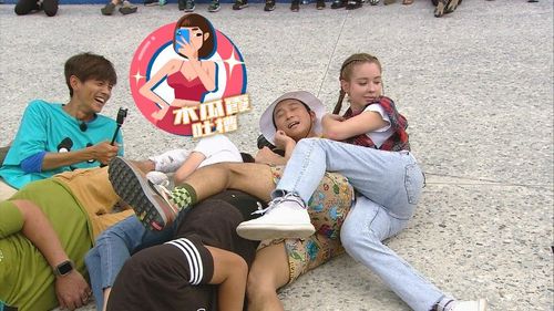 木瓜霞|浩子被安妮撲身跨騎 現世報來太快差點被車輾
