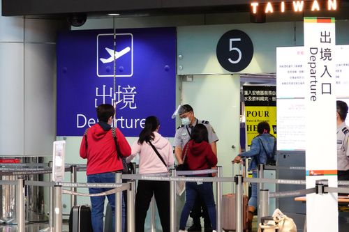 組團出國規定曝!打3劑滿14天才能參加 海外染疫隔離治療需自費