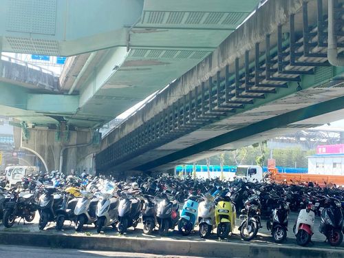 花五小時找自己的車!男趕高鐵忘記停車位置 中警搜3千輛機車找到它