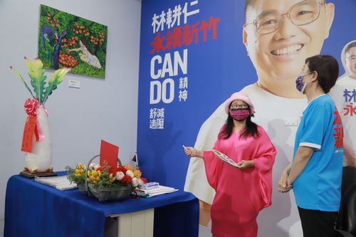 林耕仁競選總部化身藝廊 邀請畫家鄭玉禧分享美學視野