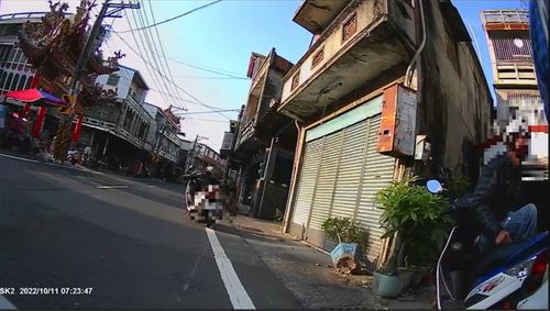 慣竊車禍竟大膽下手偷錢包　全程被警車行車紀錄器錄下
