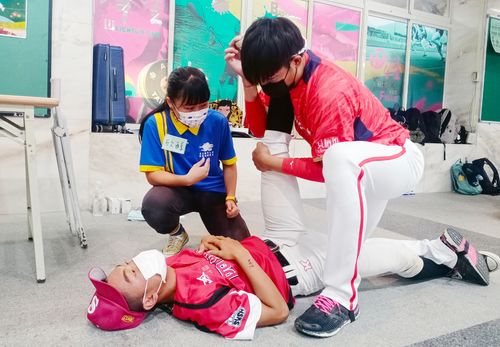 回饋花蓮基層棒球 味全舉辦棒球教室並捐贈球具