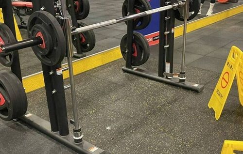 健身女脑动脉瘤破裂命危 World Gym还原惊悚瞬间「昏迷倒地撞铁架」