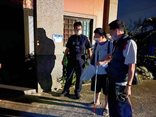 視障男漂泊5年！中秋節回家卻成「雞舍」　暖警幫忙找親屬助團圓