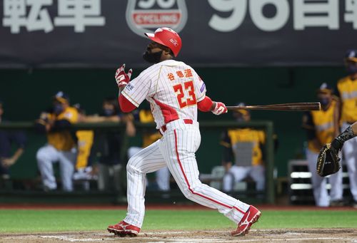 值得紀念 6年大聯盟資歷洋砲敲中職首安!興奮把球留下來