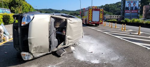 國1基隆段休旅車翻覆　2人一度受困救出幸輕傷
