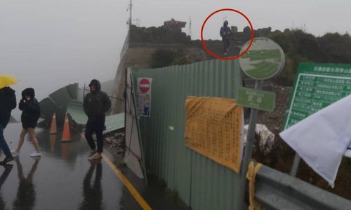 尼莎強風吹垮合歡山地標工程圍籬 遊客自行「解封」入侵武嶺亭