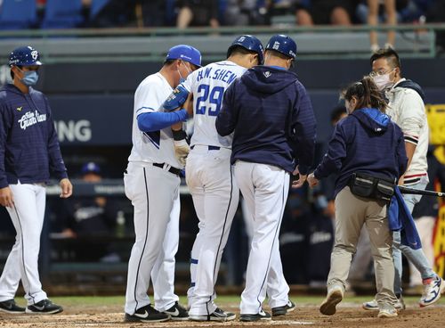 3大將自打球、觸身球提前退場 丘總:布里悍伸卡球確實不錯