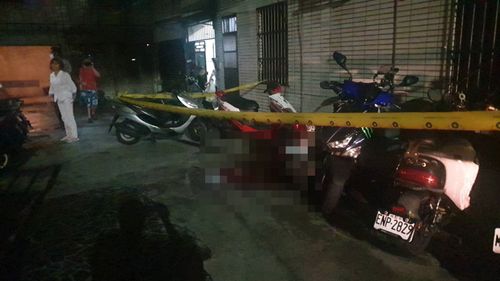 基隆男疑遭鄰居持刀刺傷　滿地鮮血！警方封鎖現場調查
