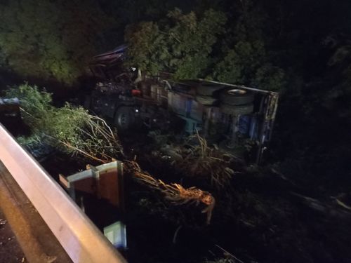 國一2車車禍 2名駕駛受傷送醫