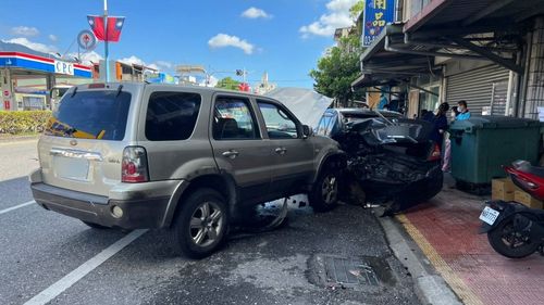 驚險!花蓮男開車途中昏迷 滑行闖紅燈後連環撞路邊車輛