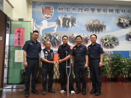 偷車賊悍然拒捕衝撞警車 勇警負傷制伏