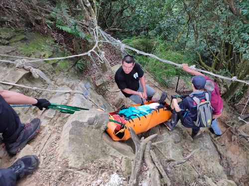 女登仙山墜跌30米!全身是傷受困深谷 勇消繩降救回