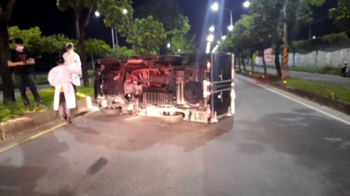 人呢？仁武垃圾焚化廠前小貨車翻覆　警消到場駕駛消失了