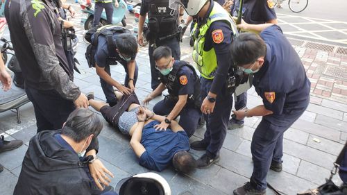 壹蘋直擊|對峙畫面曝光!高雄機車賊遭捕揮雙刀、汽油彈砍進市場 釀3勇警受傷