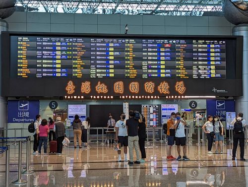 BA.5襲擊2大脆弱年齡層 公衛大老喊話:居檢退場!入境改發快篩