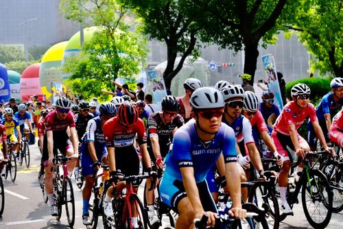 國際自由車環台公路賽新竹登場 周江杰、鄭朝方推運動政見為選手加油