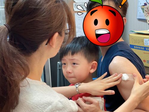 兒打流感疫苗「看到針哭了」!辣妻下一秒這樣做 醫驚恐表情上萬人笑翻