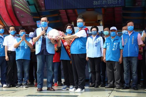 前总统马英九站台力挺连任 夸杨文科「减债功力」没几个人做得到