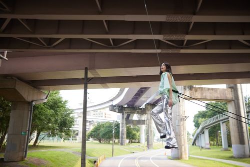 白安吊鋼絲飛5樓高好自在　嗨到「往下看車來車往」