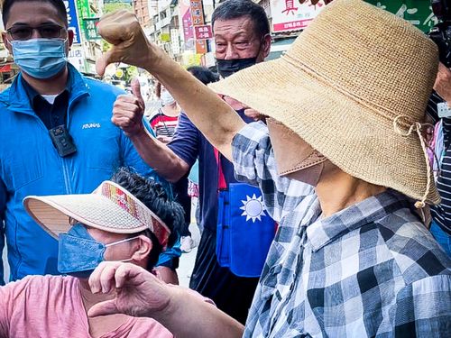 市場又見「抗中」阿嬤　酸喊「我們還死得不夠」
