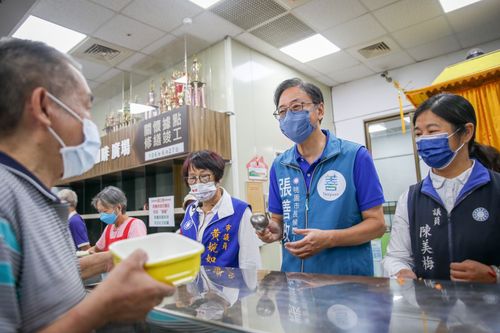 張善政偕議員關懷長者　親打飯菜好親民