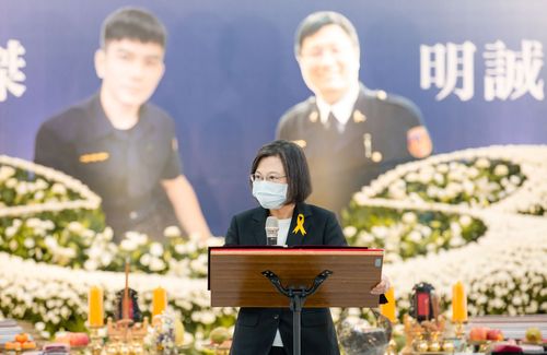 台南殉職2警今告別式 蔡英文頒褒揚令:任務結束了!