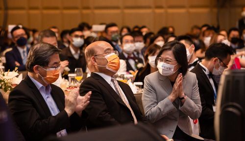 蔡英文出席台北青商65年慶典禮 邀大家力挺18歲公民權