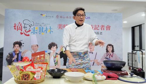 詹姆士首戰舞台劇 揪捐年菜助孤老
